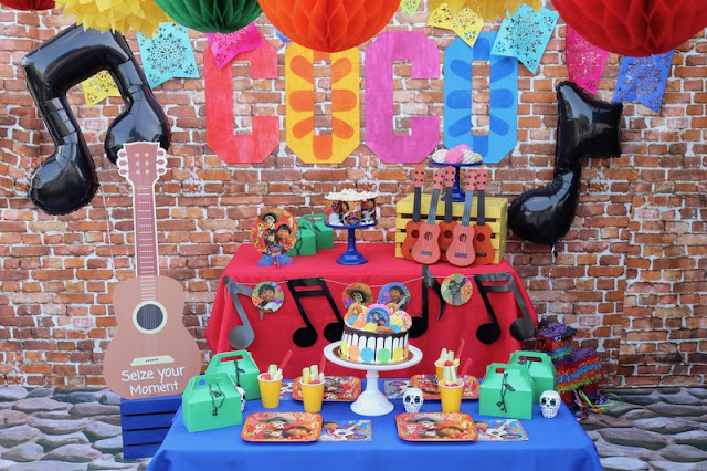 decoracion fiesta mexicana de coco disney con globos