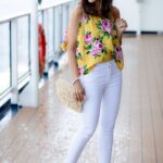 Jeans blancos con blusas floreadas