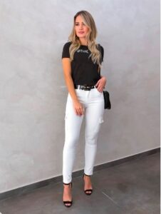 Combina jeans blancos con camisetas básicas