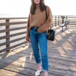 Combina suéter con mom jeans y mules