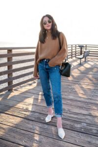Combina suéter con mom jeans y mules