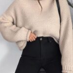 Opciones de looks con suéter cuello alto y mom jeans