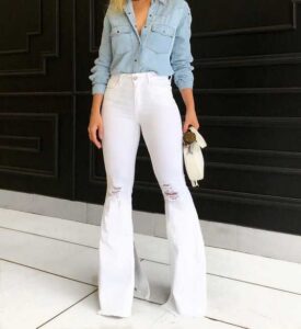 Outfits con jeans blancos para mujeres maduras