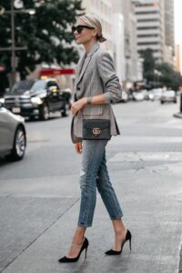 Outfits elegantes con jeans perfectos para ir a trabajar si eres una mujer madura