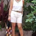 Outfits con shorts blancos para mujeres de 40
