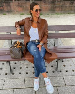 Outfits casuales con jeans para mujeres maduras