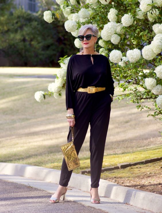 Outfits con color negro para mujeres de 40 años o más