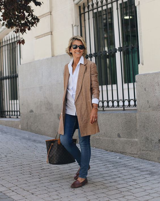 Looks casuales con jeans para mujeres maduras