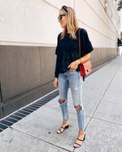 Looks con jeans y blusas negras para mujeres maduras