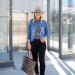 Ideas de looks con jeans negros para otoño para mujeres de 40