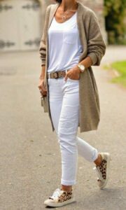 Looks para señoras con jeans blancos y prendas complementarias