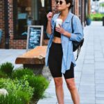 Outfits casuales con biker shorts y tenis