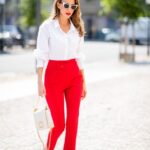 Camisas blancas con pantalones rojos