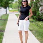 Looks con shorts de color blanco para mujeres maduras