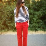 Outfits con camisas a rayas y pantalon rojo
