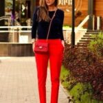 Pantalones rojos con blusa negra