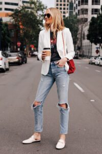 Jeans básicos de mezclilla con blazer blanco