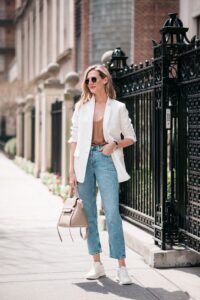 Jeans básicos de mezclilla con blazer blanco