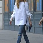Outfits casuales con jeans y tenis blancos