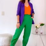 Pantalones de colores combinados con blazer