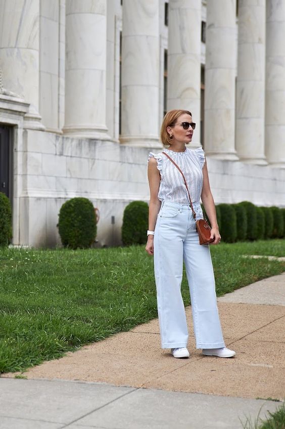Looks de verano con jeans blancos para mujeres maduras