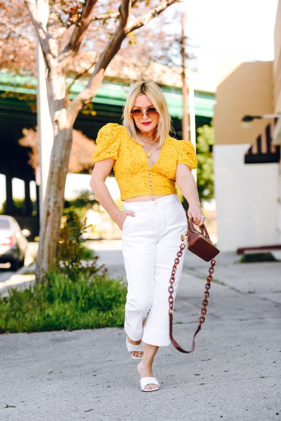 Looks de verano con jeans blancos para mujeres maduras