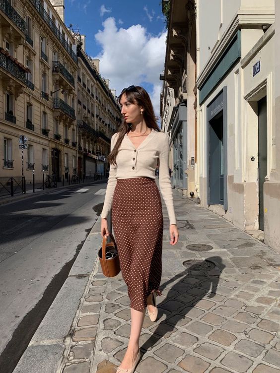 Faldas midi para un look parisino