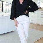 Looks de jeans blancos con blusa negra