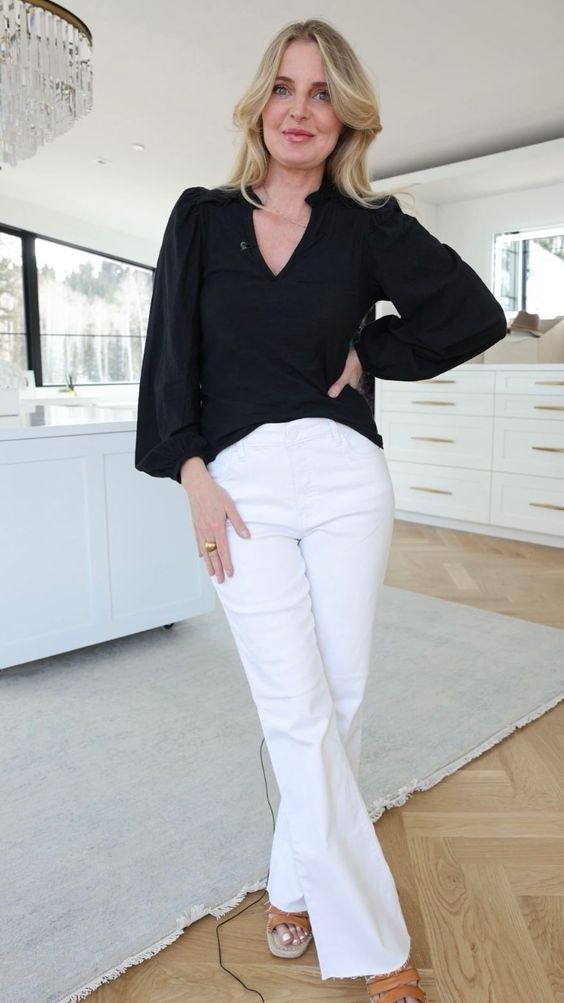 Looks de jeans blancos con blusa negra