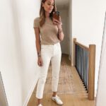 Outfits con jeans blancos y tops color piel
