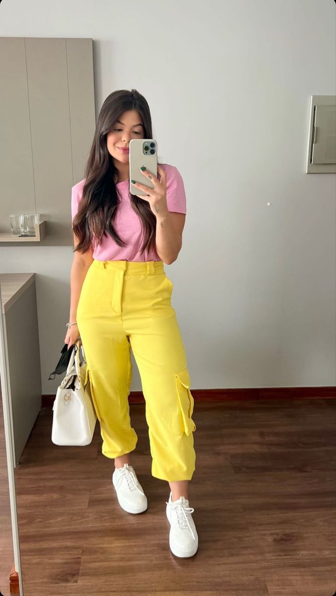 Outfits con pantalón color amarillo